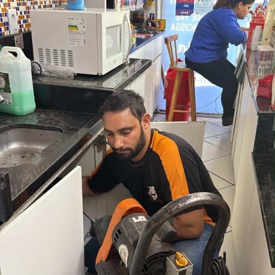 Desentupimento com máquina Roto Rooter